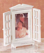 shabbywindowphotoframe.jpg